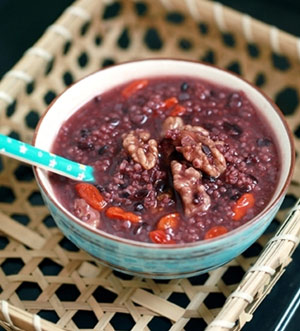 核桃枸杞黑米小米粥