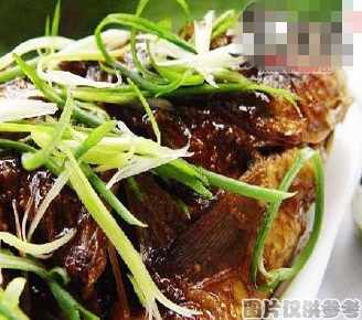 葱烤鲫鱼的做法